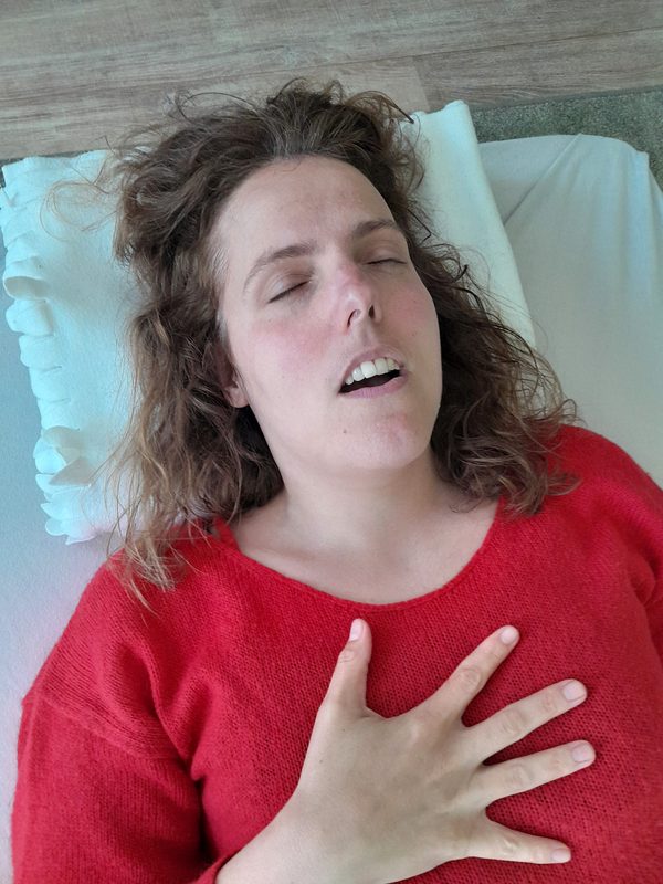 Cliënt in diepe ontspanning aan het einde van een ademsessie